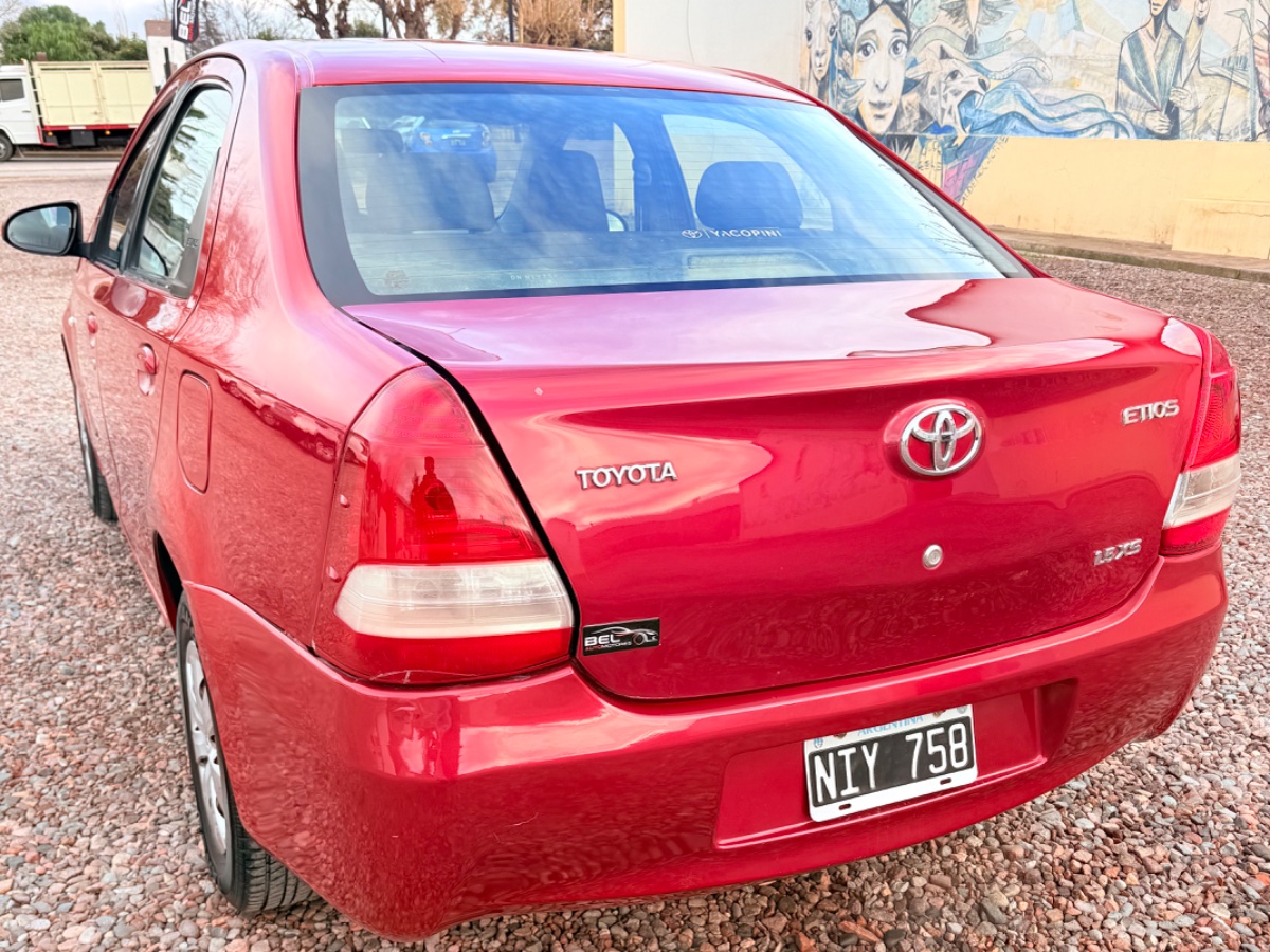Toyota Etios 2013 — foto 3